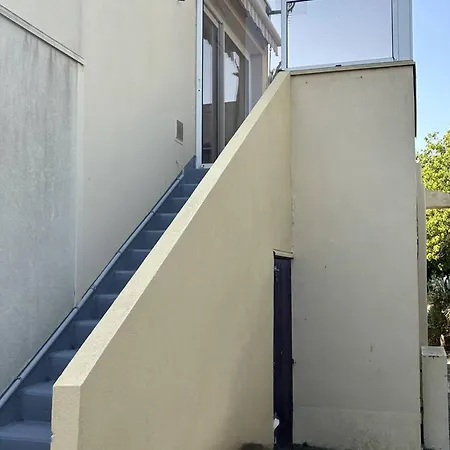 Apartment Climatise Proche Et Commerces Avec Terrasse - Fr-1-529-311 *