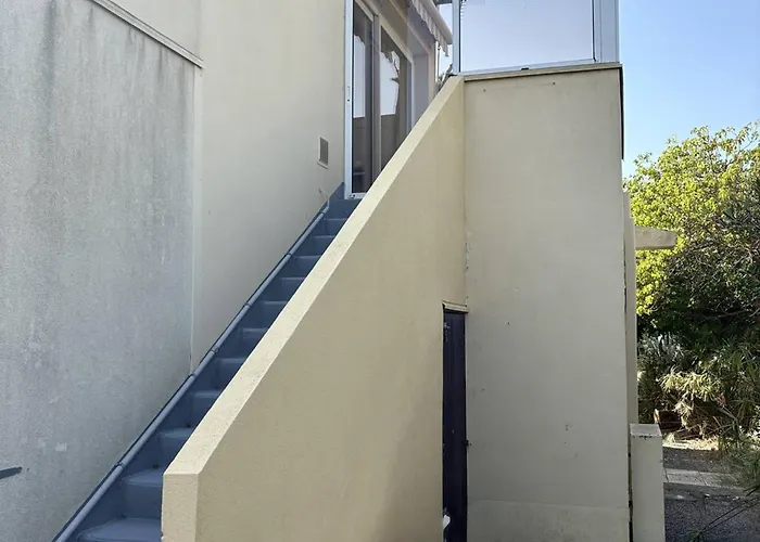 Apartment Climatise Proche Et Commerces Avec Terrasse - Fr-1-529-311 *